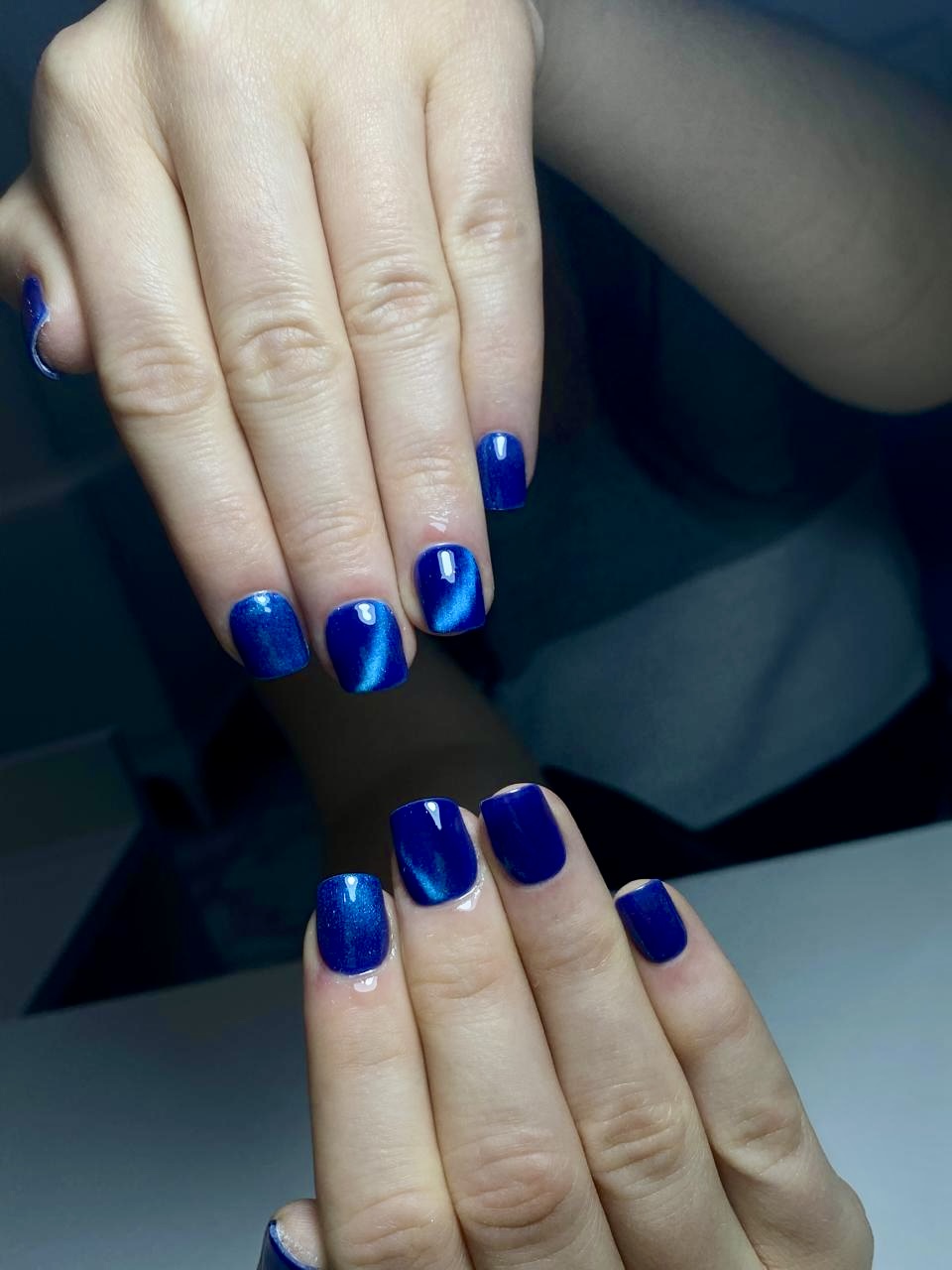 Manicura de uñas negras con diseño floral hecho por LE BELLE