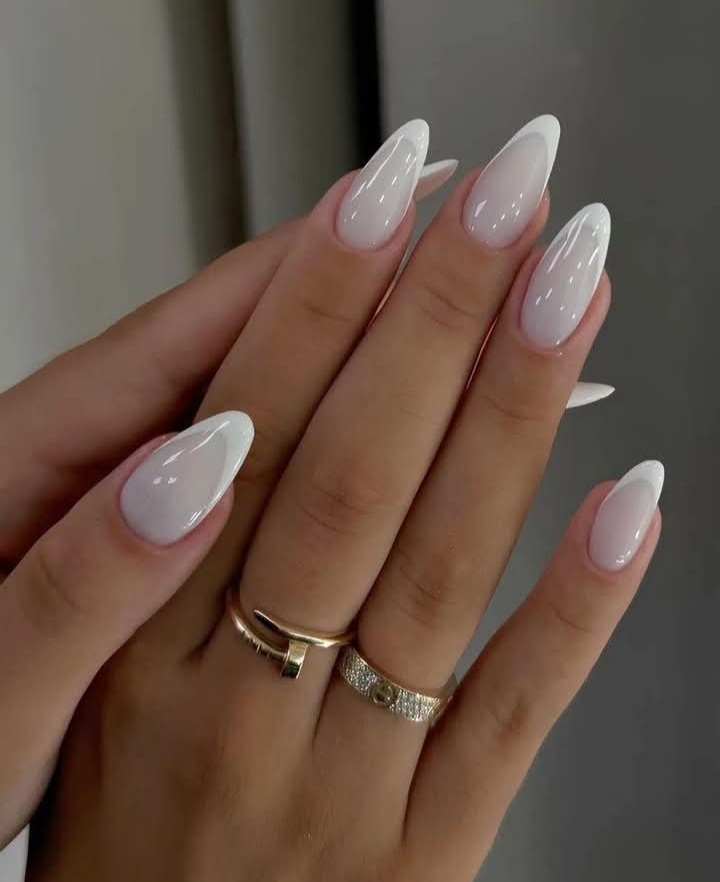Manicura de uñas blancas degradé hecha por LE BELLE