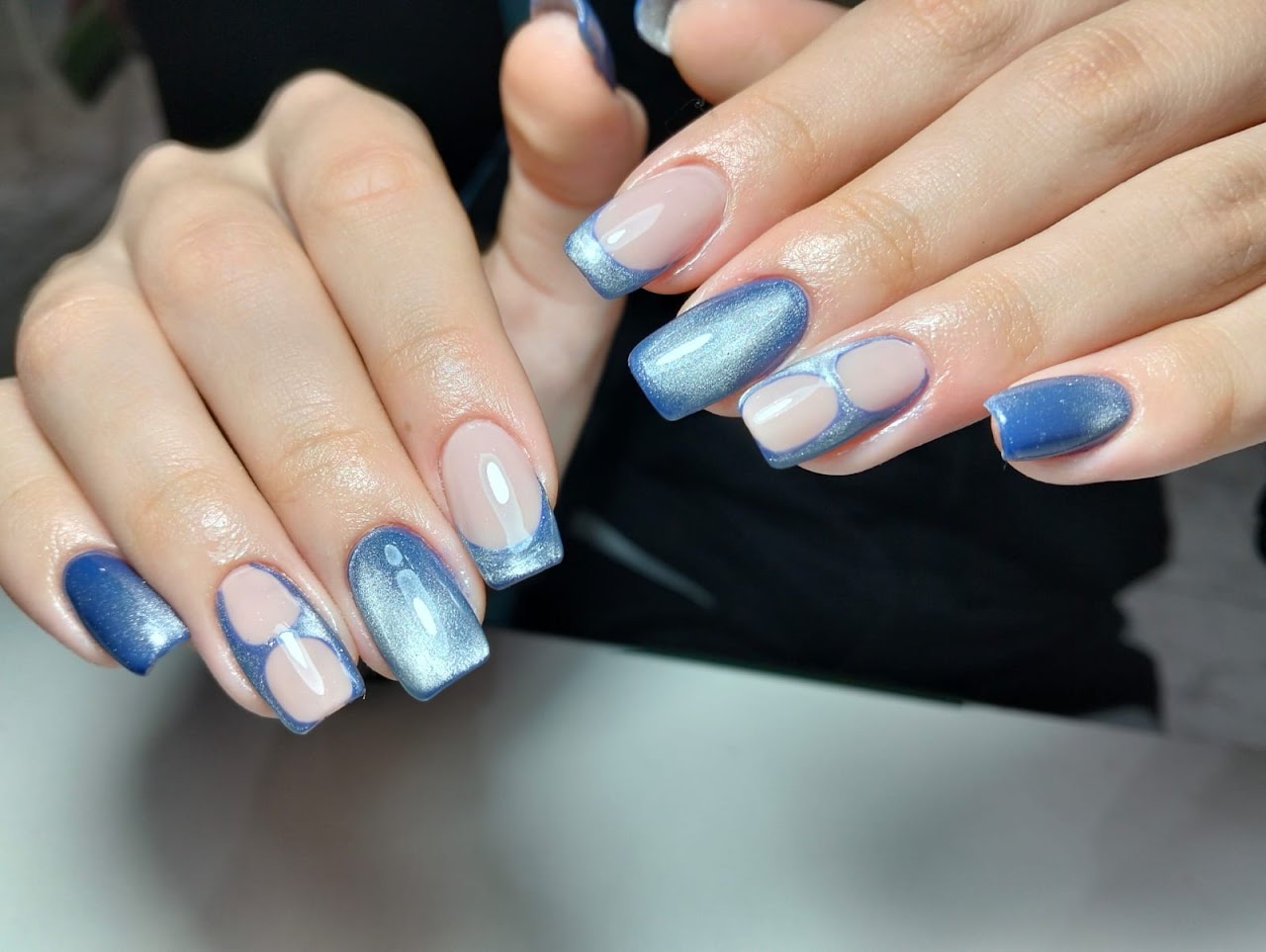 Manicura de uñas azules con diseño geométrico hecha por LE BELLE